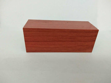 Il legno bruno-rossastro di rettangolo finisce i profili di alluminio, estrusione di alluminio standard